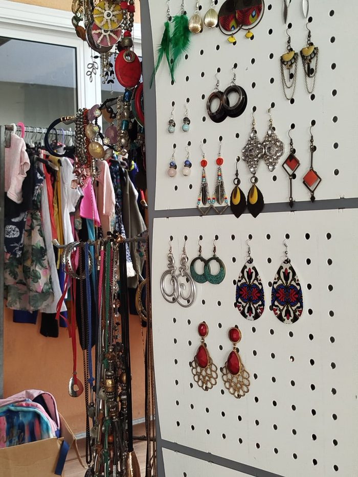 Présentoir de bijoux et accessoires en boutique