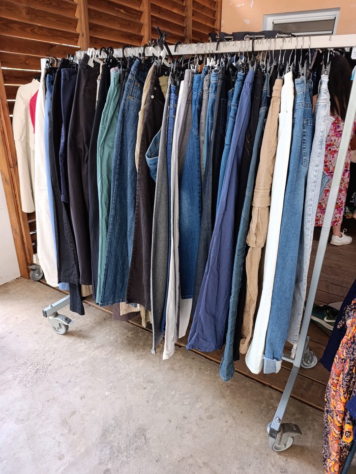 Rayon de jeans sur cintres en boutique