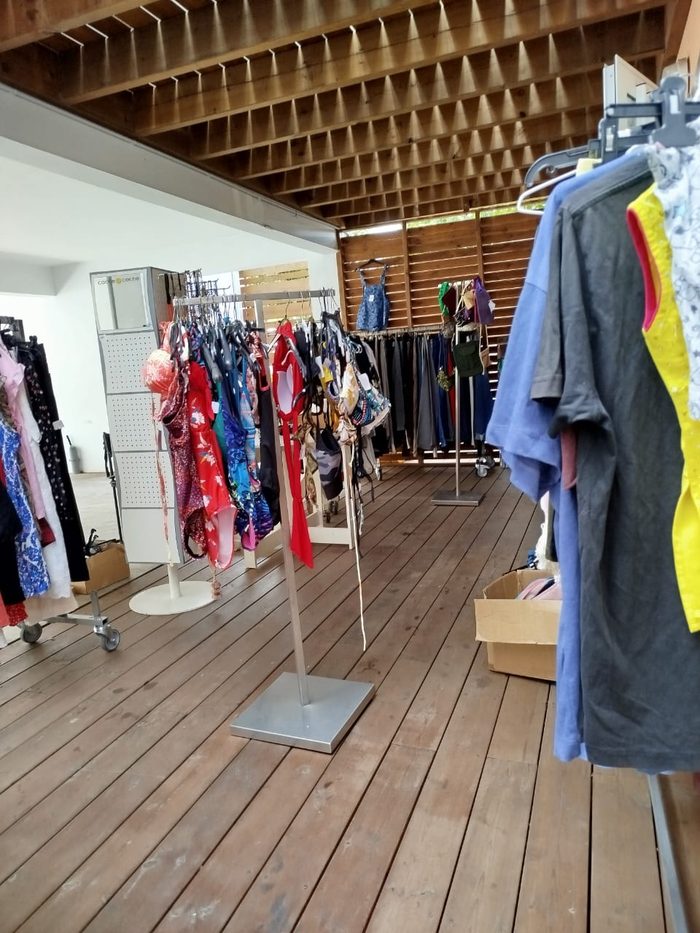 Coin de la boutique sous le porche